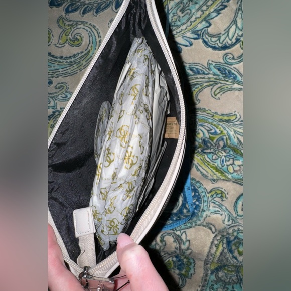 Guess Basira **New** with tag, Travel Bag - Picture 5 of 5